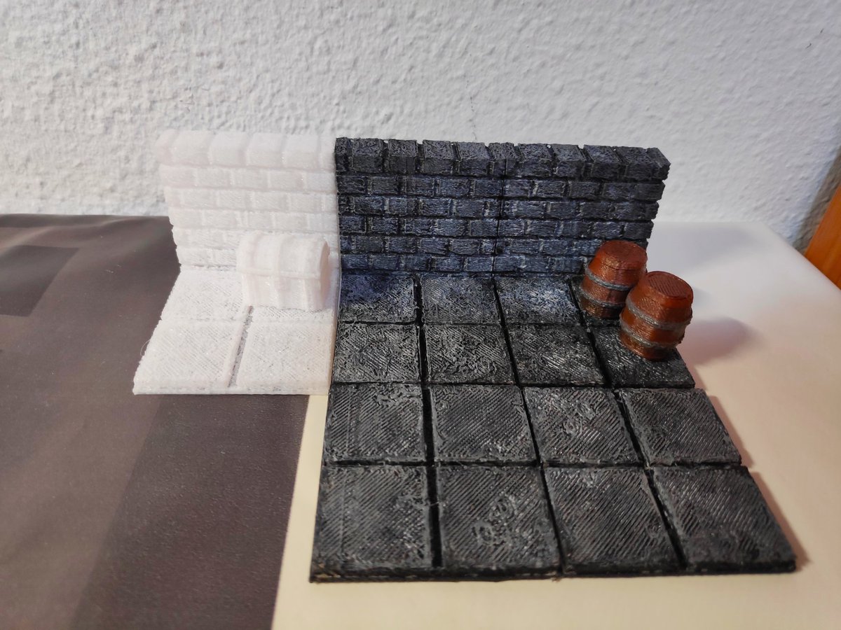 ArtesanoErrante's tweet photo. Tras una tarde de pintura nuestro escenario ya empieza a parecer una mazmorra!! Qué ganas de acabarlo para estrenarlo en nuestra próxima aventura😍 https://t.co/irARmnrGk7