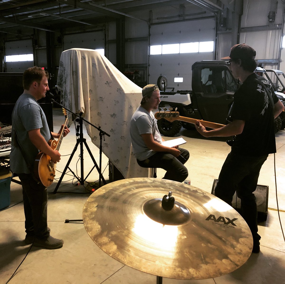 winterdrifter's tweet photo. ⚡️Yoooooooooo! ⚡️
We��ve got a rad surprise coming for y’all on Monday morning in the form of a stripped down version of a BRAND NEW song! Keep your eyes peeled and get STOKED!
.
#rocknroll #newmusic #newsong #strippeddowntune #CanadianMusic #rockmusic #folkboiz https://t.co/vnPrFfLLWF