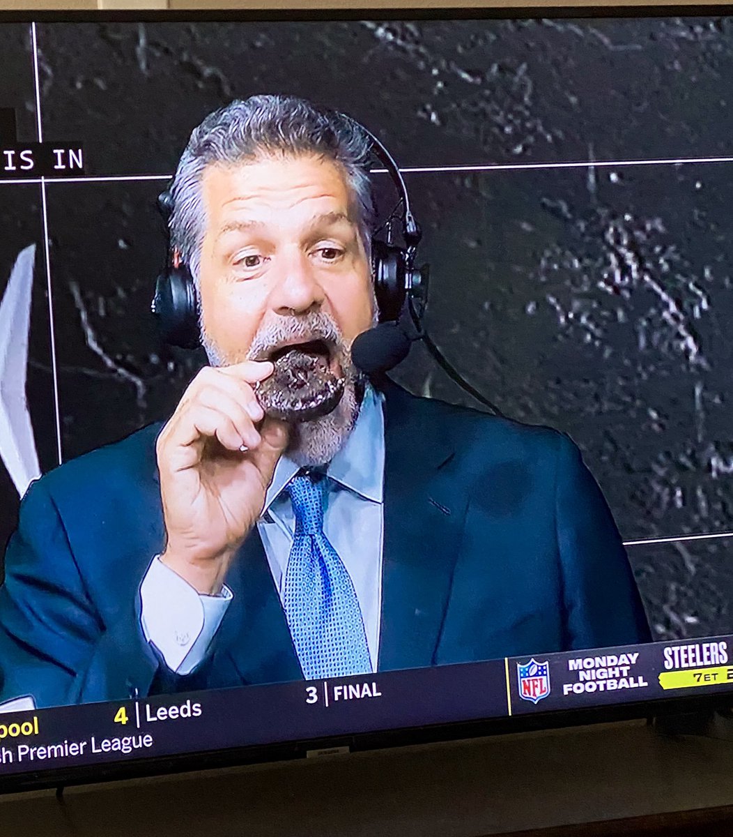 deisegolden's tweet image. After many weeks of withdrawals from not starting my mornings listening to @espngolic, all is good in the world again! #GoIrish ☘️ @NDmom @mikegolicjr #CollegeFootball #TruePro 🍩