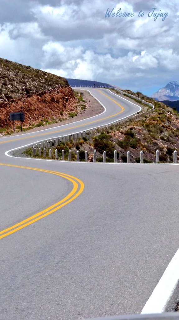 Welcometojujuy's tweet photo. #FelizSabado amigas y amigos! La #RN52 es una ruta escénica con unas vistas fascinantes! Aqui un detalle de la ruta volviendo de #SalinasGrandes! #Jujuy! al fondo el #Nevado de Chañi! De 5986 #msnm! Con una de las paredes más difíciles en #escalada en #hielo del norte #argentino! https://t.co/QvypFmSErC
