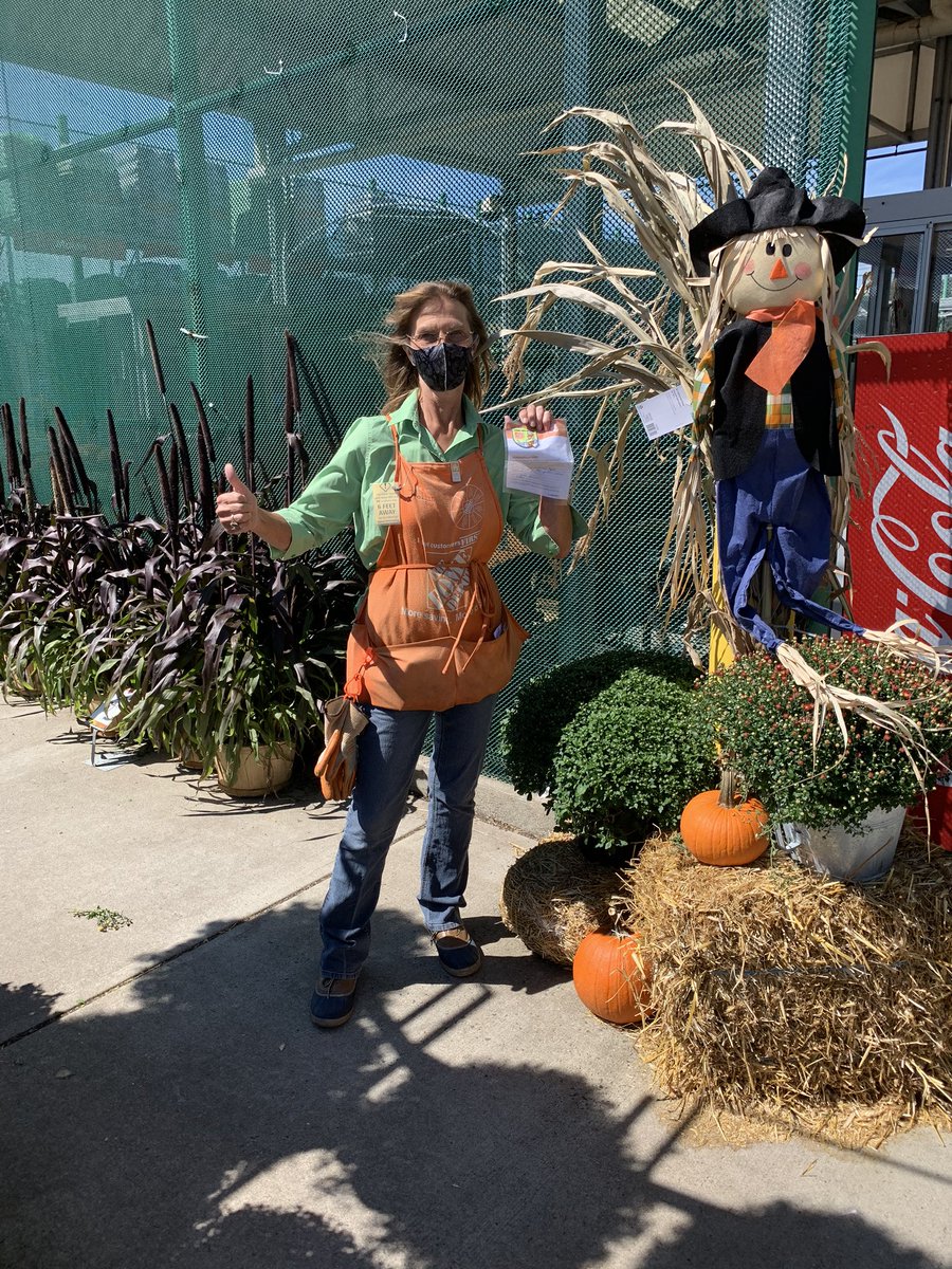 A big thank you to Holly out of D28 for decorating the garden entrance and utilizing her entrepreneurial spirit to drive excitement about the upcoming season! <a href="/V_Soto_G/">Vanessa Soto-Garcia</a> <a href="/hmalak/">Sam</a> #6225