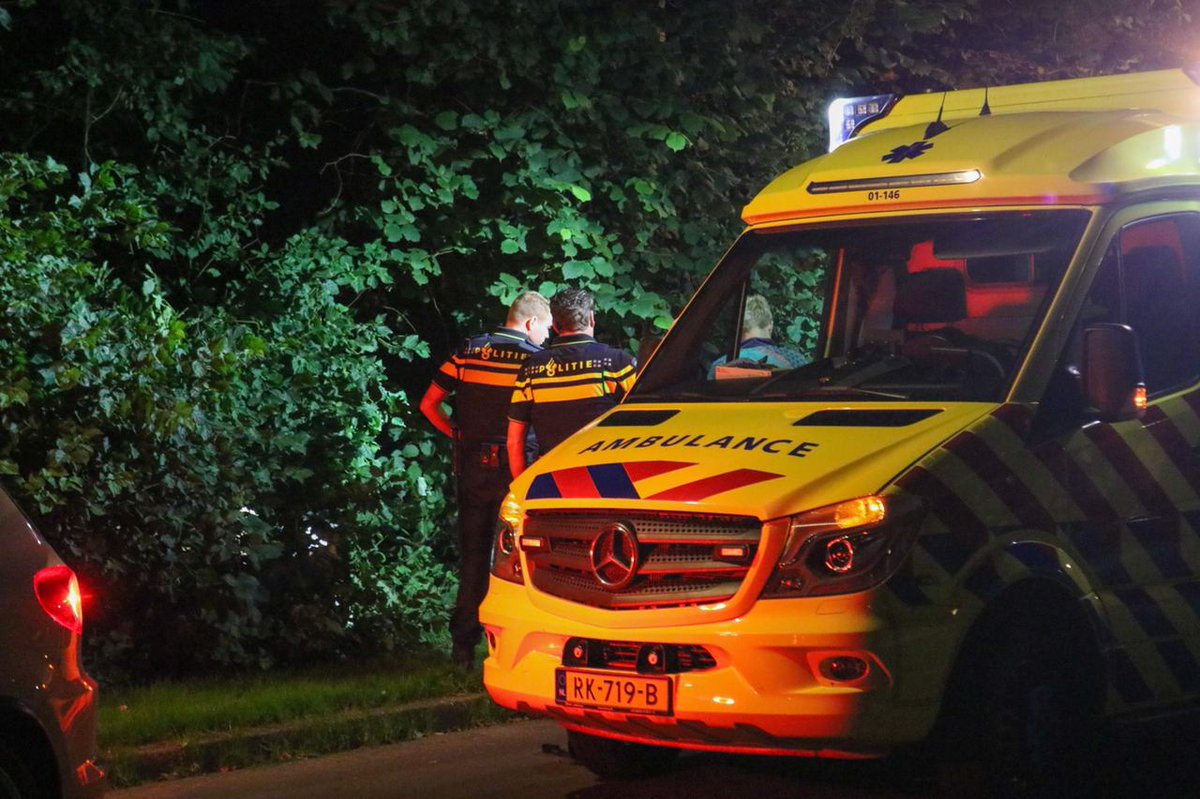 Gewonde motorrijder belandt in bosjes bij ongeval in #Groningen - -..