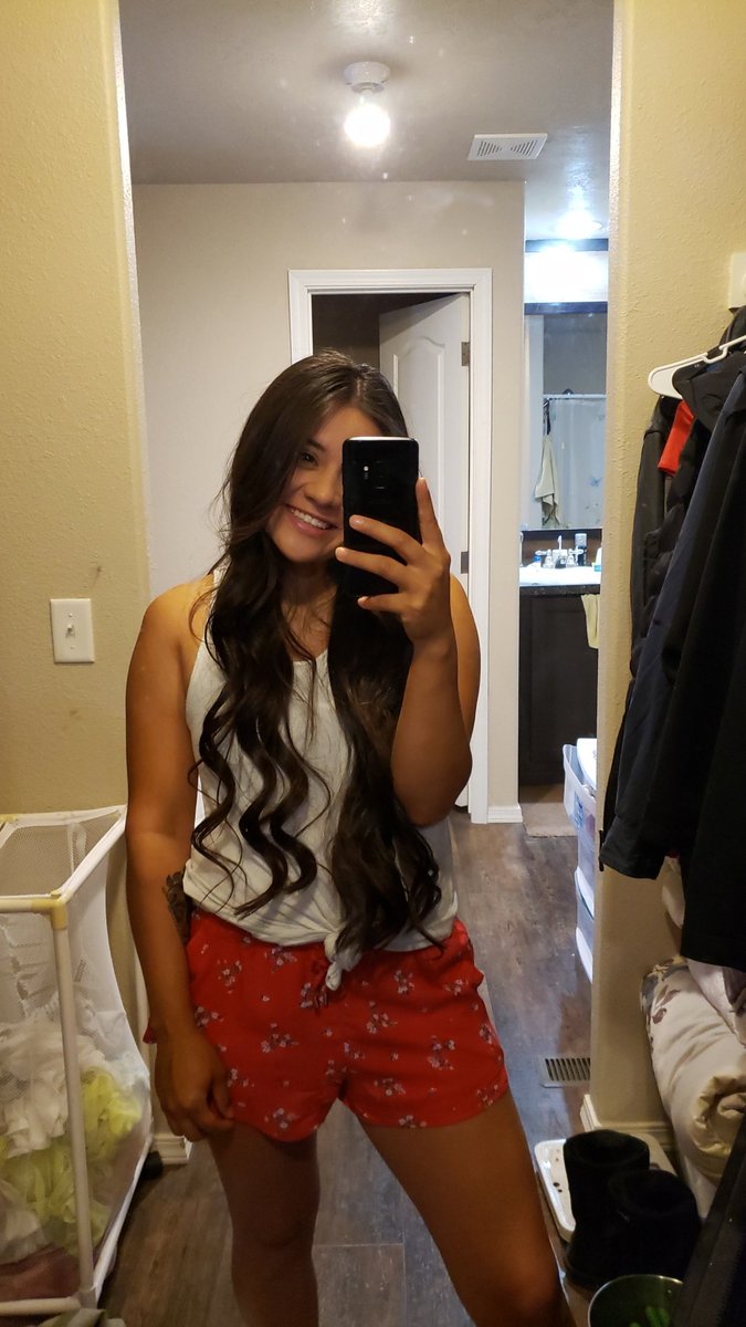 diamondtinaaa's tweet photo. Oh you know... just doing me and not giving a damn 🤷🏽‍♀️ https://t.co/UaN7pNcrJ2