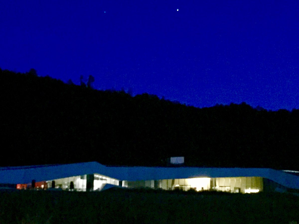 PrehistoTweet's tweet photo. La nuit étoilée tombe sur #Lascaux et sa réplique, clôturant un bel anniversaire… Merci aux 4 découvreurs disparus, leurs familles présentes aujourd’hui et toutes celles et ceux qui perpétuent l’esprit de la grotte magique. https://t.co/pQmzFcQQAt