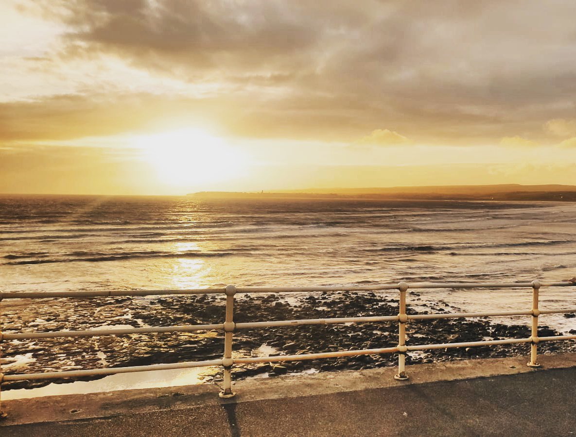 aoifeenv's tweet photo. The sunsets in Clare are like no other 🌅 #Lahinch https://t.co/NoTgdbYkhl