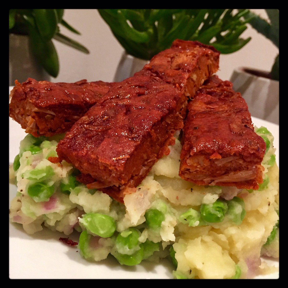 theveganmark's tweet photo. Seitan and jackfruit glazed Cajun style ribs with pea and red onion smashed potato #vegan #organic #veganism #veganfood #veganuk #plantbased #dairyfree #nutrition #crueltyfree #compassionateeating #whatveganseat #healthy #healthyeating #foodporn #animalfree #EatForThePlanet https://t.co/NhNVGIPe5p