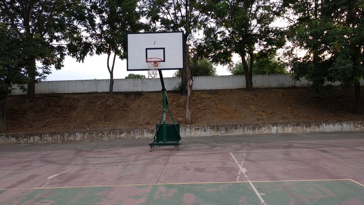 Así nos hemos encontrado las canastas de las Instalaciones deportivas de nuestro pueblo.

Han "reventado" las que estaban en la pista de baloncesto y nos han colado las que llevamos años diciendo que tenían que arreglar las ruedas de una de ellas.

#AsiNo
<a href="/SevillaFaB/">FAB Sevilla</a>