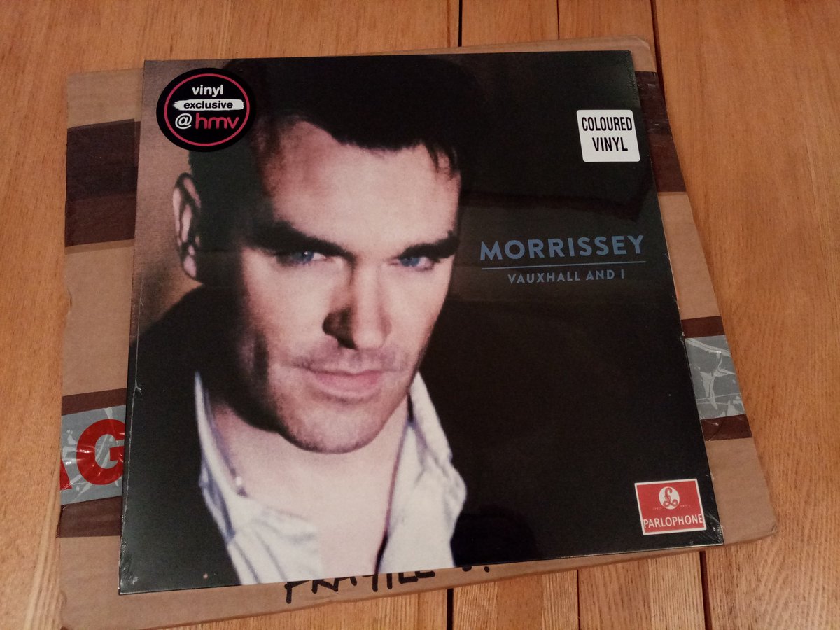 chunky66's tweet photo. just arrived! 😃🤩😍😀💚💙💚
#Morrissey #Moz #Mozza #VauxhallandI #HMV #blue #vinyl #bluevinyl #hmvExclusive #ColourVinyl #parcelmotel @Boz_Boorer @alainwhytemusic https://t.co/88EX55Ieih