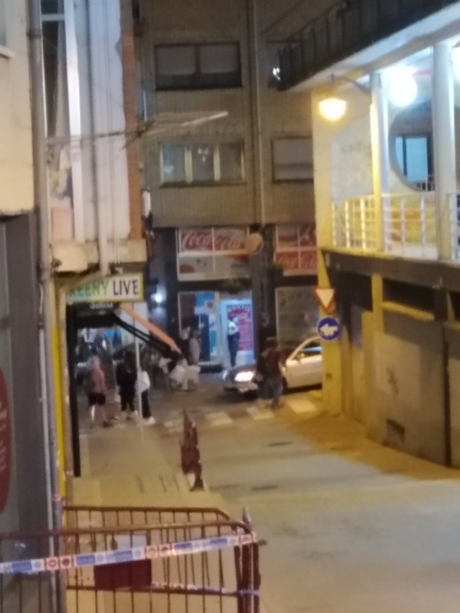joseefernan's tweet photo. @GobiernoErmua Mirar lo que hacen los poligomas en horario de trabajo, en vez de estar poniendo la rodilla en el cuello de la peña.
Ya le vale. 
#huelenamierda https://t.co/BM0SeOcdgv