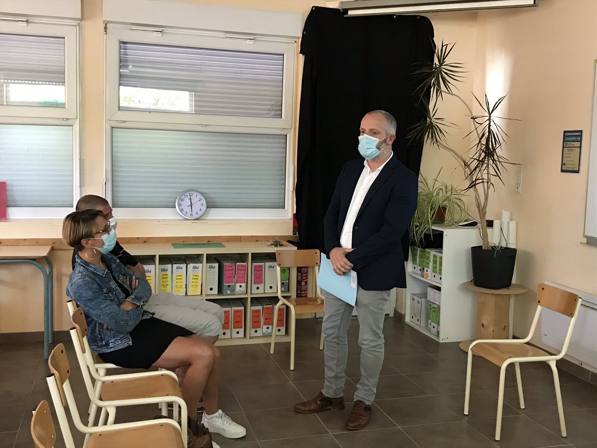 pelle_michel's tweet photo. Remise de la lettre de mission à Jérôme GASLAIN, chef d’établissement du collège Saint-Joseph à Pleine-Fougères. Une communauté éducative à l’écoute alors qu’est déclinée la mission de son nouveau chef d’établissement ! https://t.co/GxqLNmiRIl