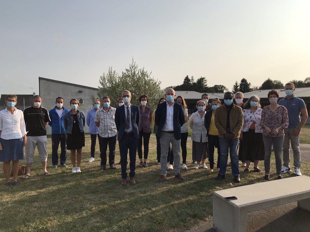 pelle_michel's tweet photo. Remise de la lettre de mission à Jérôme GASLAIN, chef d’établissement du collège Saint-Joseph à Pleine-Fougères. Une communauté éducative à l’écoute alors qu’est déclinée la mission de son nouveau chef d’établissement ! https://t.co/GxqLNmiRIl