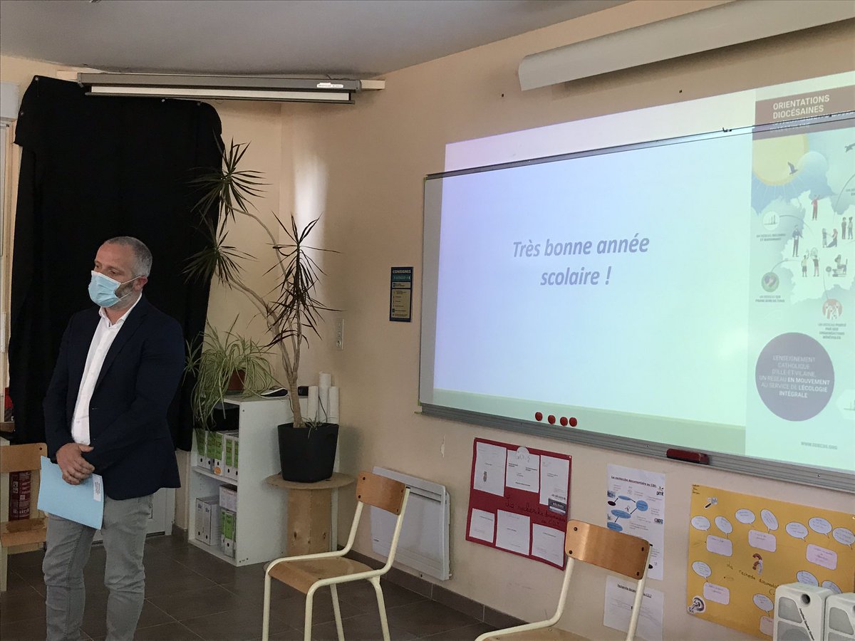 pelle_michel's tweet photo. Remise de la lettre de mission à Jérôme GASLAIN, chef d’établissement du collège Saint-Joseph à Pleine-Fougères. Une communauté éducative à l’écoute alors qu’est déclinée la mission de son nouveau chef d’établissement ! https://t.co/GxqLNmiRIl