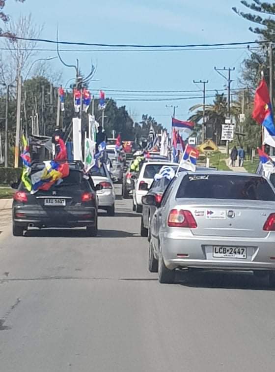 2040Compromiso1's tweet photo. Caravana Yamandú Orsi por toda Ciudad De La Costa.
El compañero de la bicicleta nos acompañó en toda la caravana pedaleando 🔴🔵⚪
#COMPROMISOCANARIO
#COMPROMISODETODOS
#CompromisoEcologista
#CompromisoDeportista
#FA
#CC2040
#FrenteAmplio
#YamandúOrsi
#YamandúCosta https://t.co/q59pQ6Y4PN