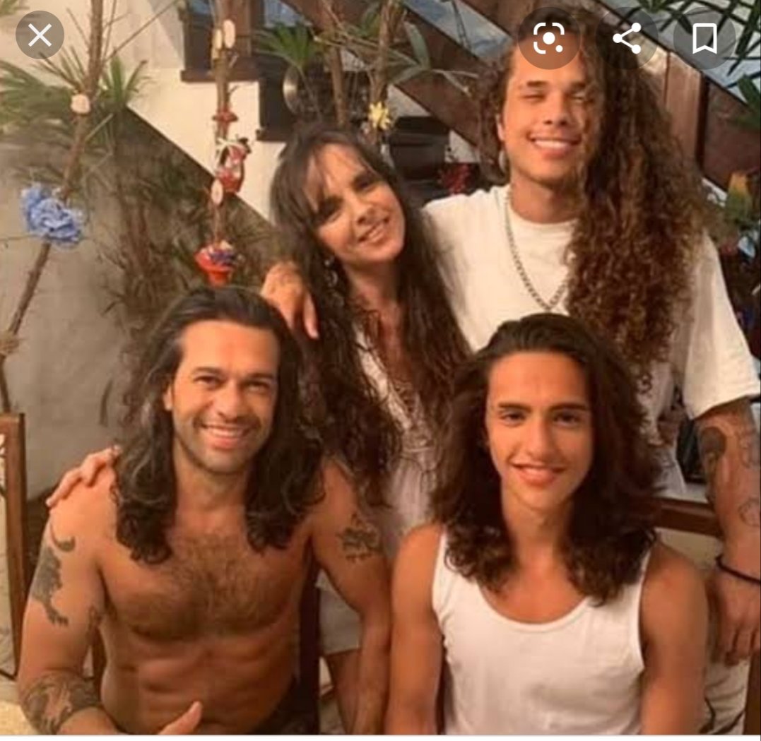 jrsales's tweet photo. @raufitoo BERRO a familia do Vitaum, só negão 😂 https://t.co/j23TjouU5l