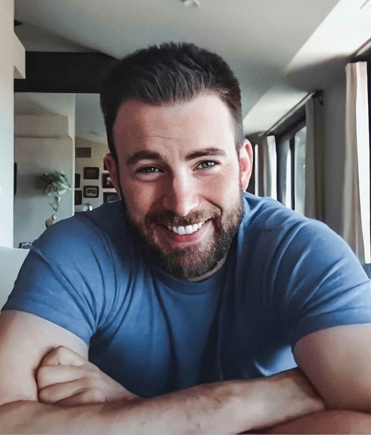 gabrielabpaula's tweet photo. Acho que é hora de todos mandarem mensagens positivas para Chris Evans, dizendo que tudo ficará bem, porque ele sofre de ansiedade e sabemos o quão ruim isso é, mandem mensagens positivas para ele ❤✨ https://t.co/KEEcZcx8fS