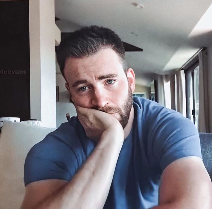 gabrielabpaula's tweet photo. Acho que é hora de todos mandarem mensagens positivas para Chris Evans, dizendo que tudo ficará bem, porque ele sofre de ansiedade e sabemos o quão ruim isso é, mandem mensagens positivas para ele ❤✨ https://t.co/KEEcZcx8fS