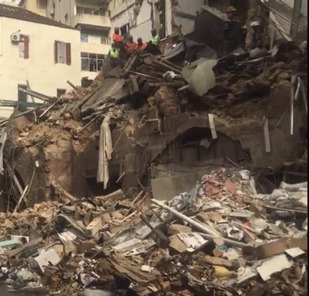 الدولة دبّرت رافعة بخمس دقايق كرمال يشيلو المشانق حد قصر #ميشال_عون...
بس لما كان عأساس في انسان بعدو عايش تحت الأنقاض كانو مستعدين ينطرو لتاني نهار ليجيبو رافعة 

#دولة_ارهاب