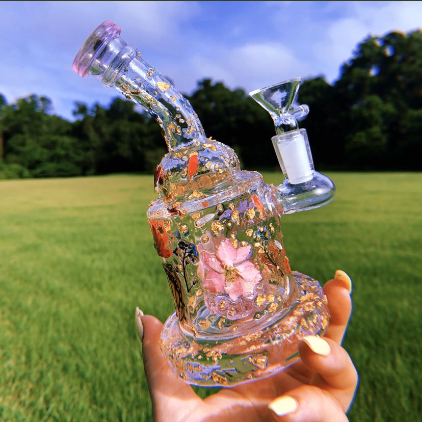 lepidopteralove's tweet photo. ♡ custom mini bubbler giveaway ♡

to enter 
- rt and follow me 
- tag a friend 

must be 18+ to enter // ends 9.28 ♡ https://t.co/eDKG8CeKwK