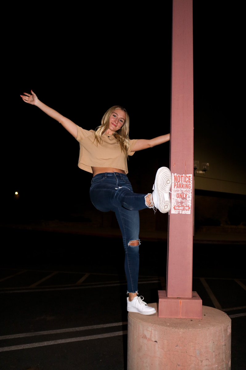 robynnvk's tweet photo. this pole got red dust all over my hands https://t.co/3Y3RsRu7nE