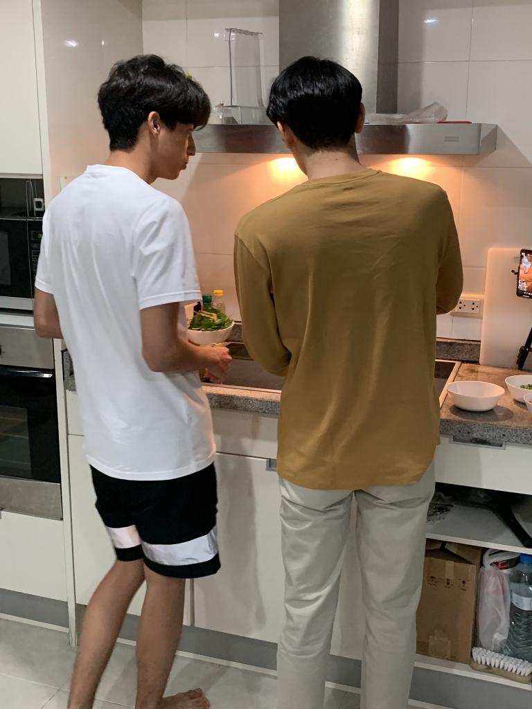 ◑ just very domestic boyfriends preparing a meal together and cuddling afterwards