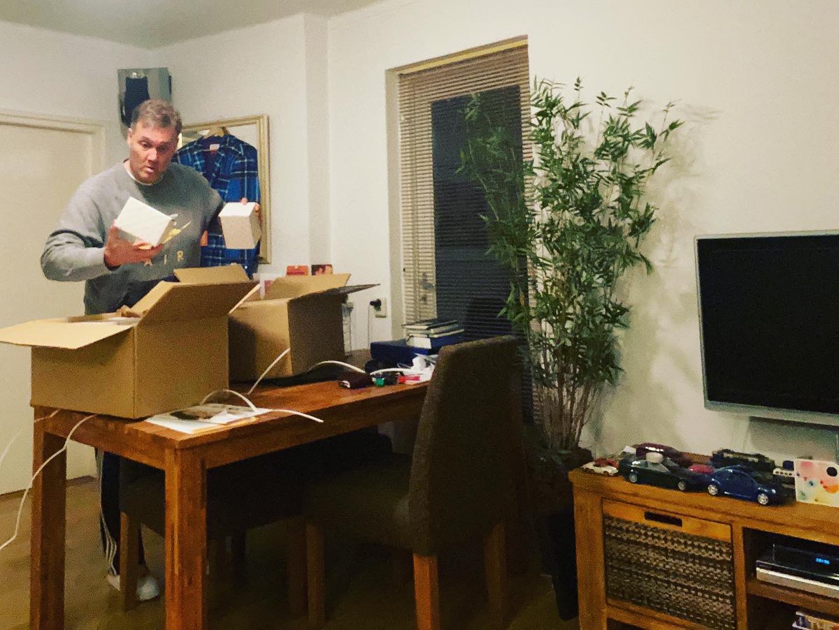 JerryHelmers's tweet photo. Zaterdagavond gewoon aan het werk op de HeadQuarters #CrownMedia.
Alle Gifts voor #Party zijn binnen voor #CrownMedia20jaar op 10 oktober aanstaande. Checking It Out.
#marketing #communicatie #blogboy #mkb https://t.co/qOQe5nR0Uv