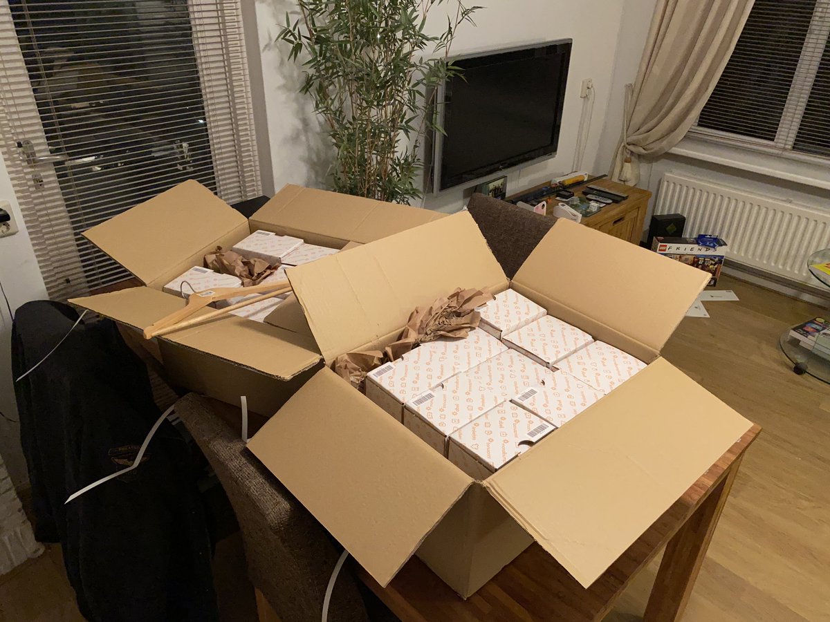 JerryHelmers's tweet photo. Zaterdagavond gewoon aan het werk op de HeadQuarters #CrownMedia.
Alle Gifts voor #Party zijn binnen voor #CrownMedia20jaar op 10 oktober aanstaande. Checking It Out.
#marketing #communicatie #blogboy #mkb https://t.co/qOQe5nR0Uv