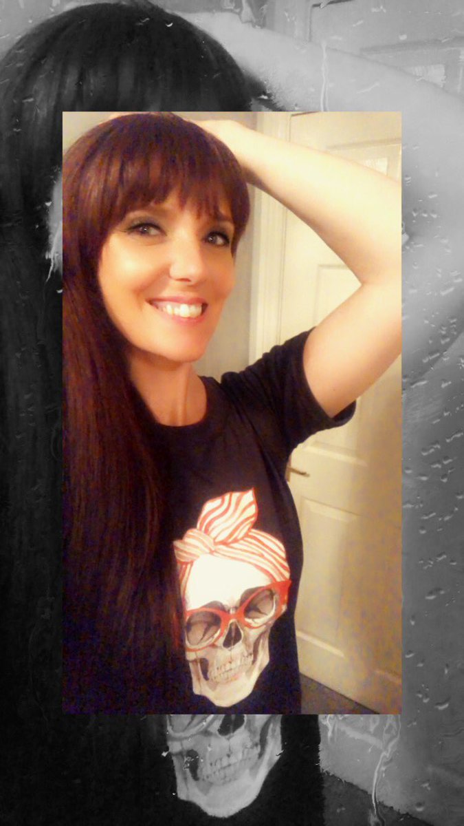cherylbabes25's tweet photo. When itโs been a long day, taking the daughter back to uni, all thereโs left to do is loosen the hair, rock the skull T-shirt and throw on some tunes before a long shower! ๐ต ๐ ๐ฟ ๐๐ #LookingTired #NoLippy https://t.co/yJQipDyExs