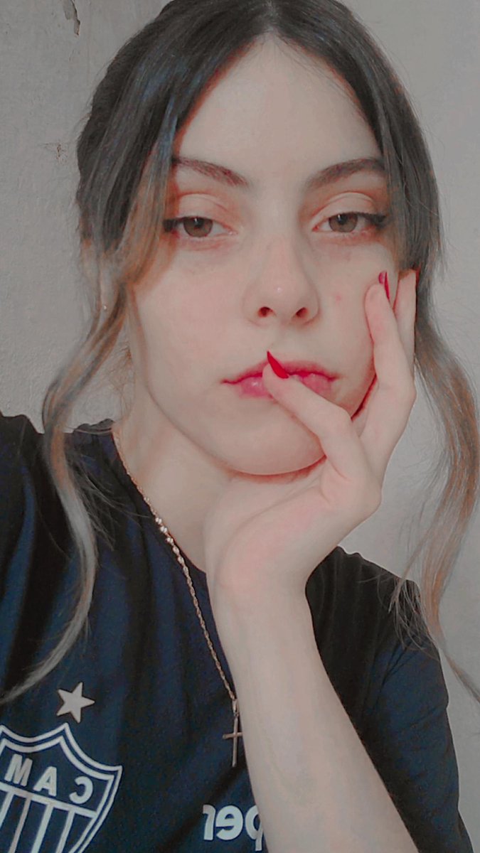 jujuolz's tweet photo. eu e minha blusa bonita https://t.co/OcKowBwRQG