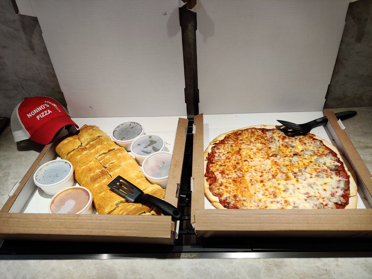 KMDenari's tweet photo. My favorite day of the week is any day with @EnzosPizza_
#BeefRoll
#Nonnos https://t.co/Vkr0QCcVfT