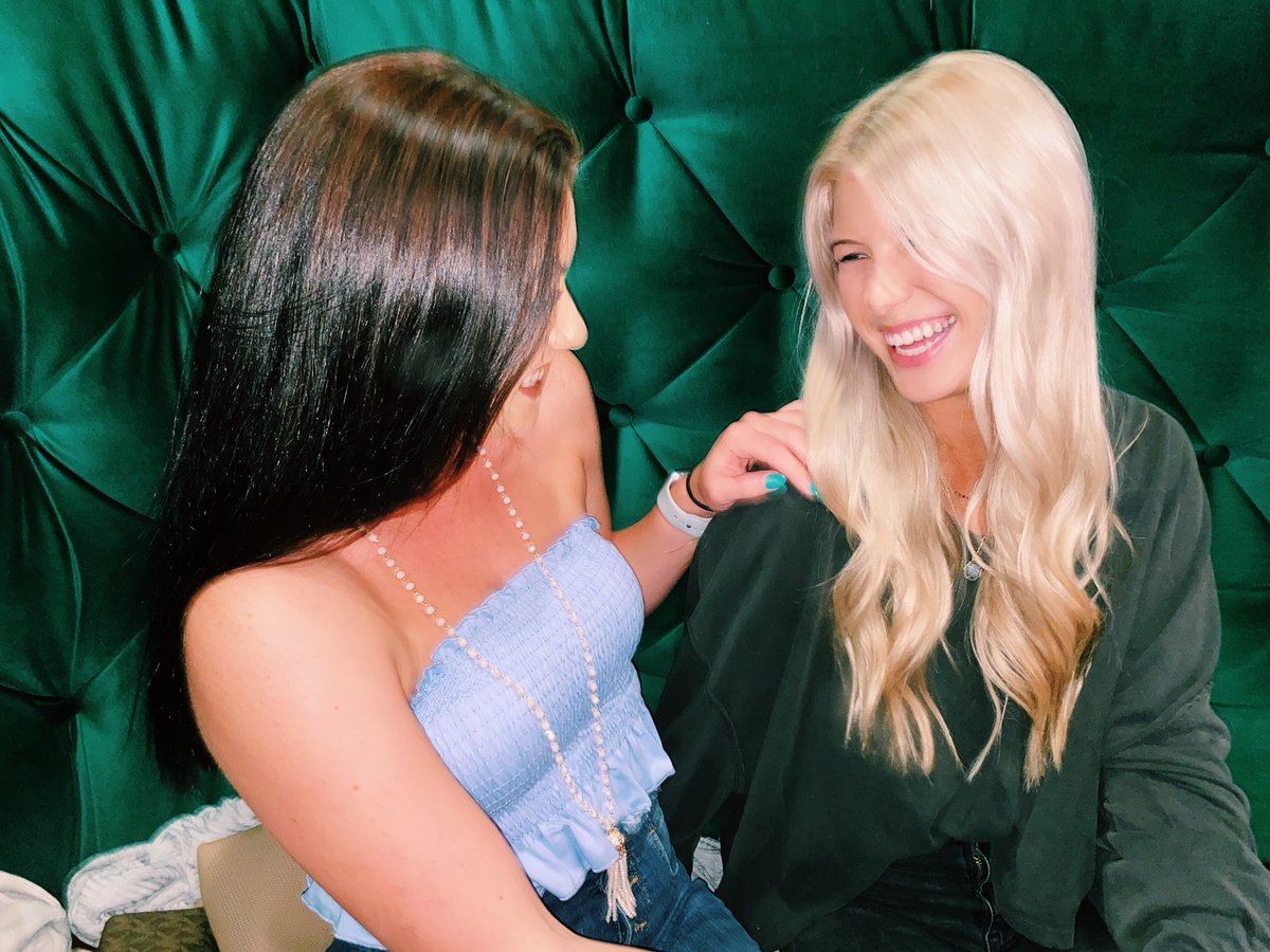 👩🏽👩🏼👩🏽