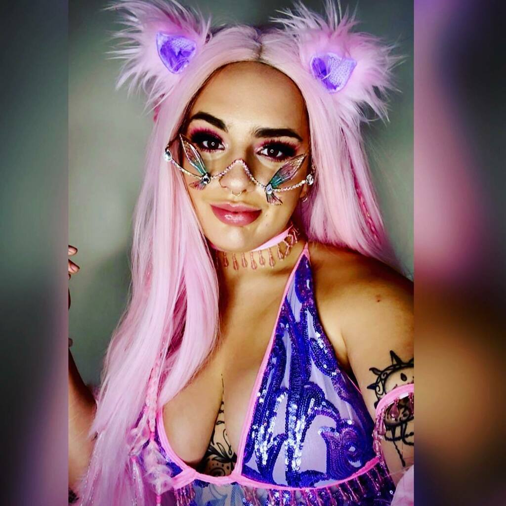 ✨Lena is Absolutely stunning! This outfit is so perfect with our winged fairy shades ✨🧚🏻‍♀️😍🤩👏🏼 She's Slaying all day everyday during quarantine 🙌🏻😻 Have you guys been dressing up at home too despite quarantine?
.
.
.
#prettyravegirl #ravegirls #edmf… instagr.am/p/CFDG4hOA5Kh/