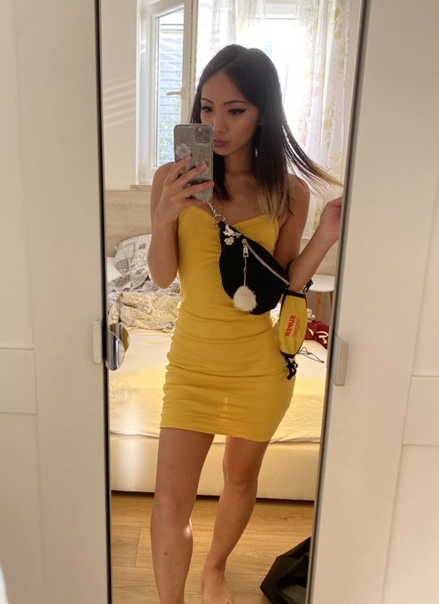 Yellow dress. That&rsquo;s it. That&rsquo;s the tweet. 💛 https://t.co/loHk78A9Fg
