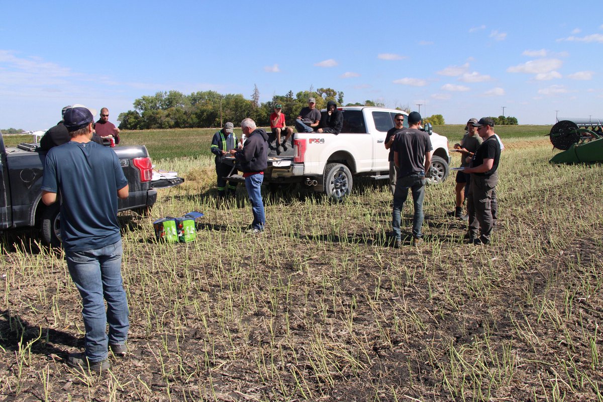 rlacres's tweet photo. Great harvest progress from an awesome crew! Finally all in same field for Saturday #ChickenChef #pizzaparty #fieldmeal https://t.co/ztBXa7IpxI