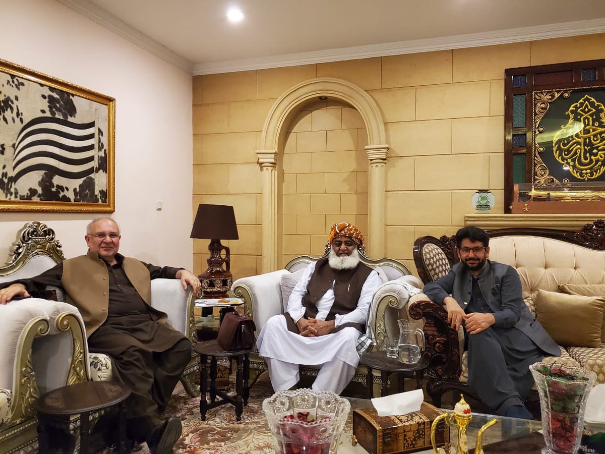 مولانا فضل الرحمان سےتین گھنٹے کی گپ شپ ہوئی۔مولانااگر اس بارنون لیگ اور پیپلز پارٹی سے دھوکہ نہ کھائے تو کافی کچھ حاصل کرسکتےہیں۔تشویشناک امر یہ ہےکہ مولانااب کےبار مذہبی کارڈ پوری شدت سےاستعمال کرنےکاارادہ رکھتے ہیں جبکہ پشاورکےجلسےکی میڈیاکوریج رکھوانےوالوں پربھی کافی برہم ہیں