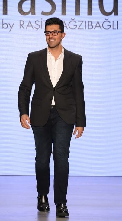 Şimdi bi ilk 2 fotoğraftaki idollerin tarzına bakın. Şimdi de son fotodakinin Lisa'ya bu striptizci gibi giyinmiş, J-hope'a da bu kız mı erkek mi diyen adama bakın. Sizin gözünüze değil bir an önce beyninize baktırmanız lazım. Kıyafetlerini yorumlamak yerine onları aşağılamayın..