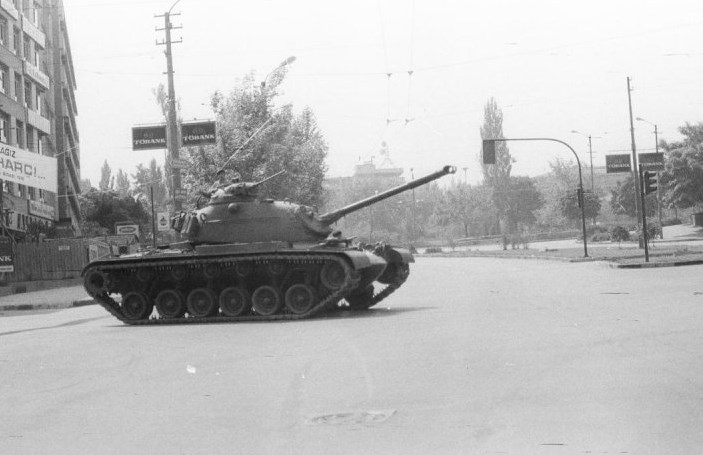 ulkucuarsiv's tweet photo. 12 Eylül 1980 | TSK yönetime el koydu. 650 bin kişi göz altına alındı. 210 bin davada 230 bin kişi yargılandı, 7 bin kişi için idam cezası istendi. 517 kişiye idam cezası verildi. 50 kişinin cezası infaz edildi. Tam 171 kişinin gözaltında işkenceden öldüğü belgelendi. https://t.co/7WFgDkKbdL