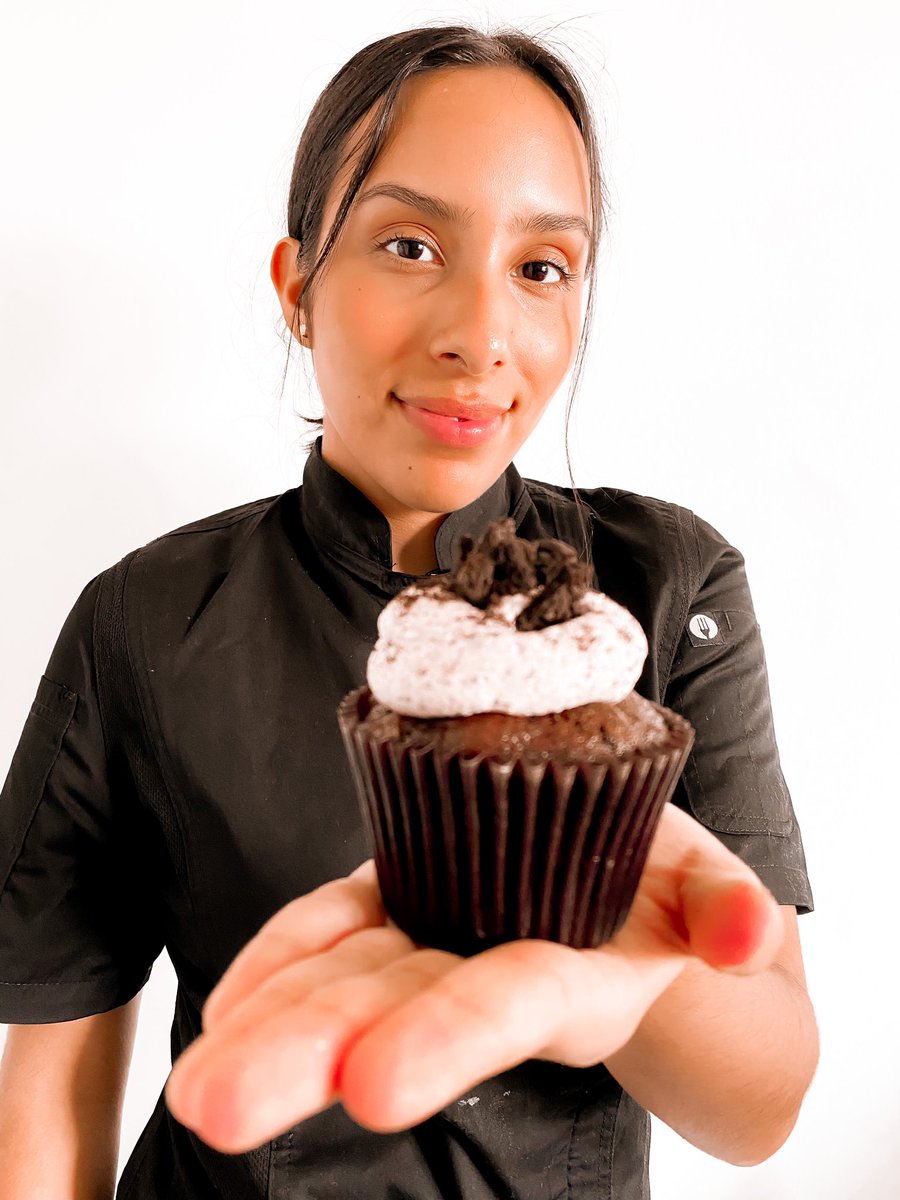 rosettecupcakes's tweet photo. Meet the baker behind the business. 16 year old @raqueledelarosa starting in 2016, she’s worked to one day open her own cupcake business. “I started my business because baking &amp; pastry is my passion. I have big dreams &amp; will never give up.” #SaturdayThoughts #SweetDreams https://t.co/2ISgCASefw