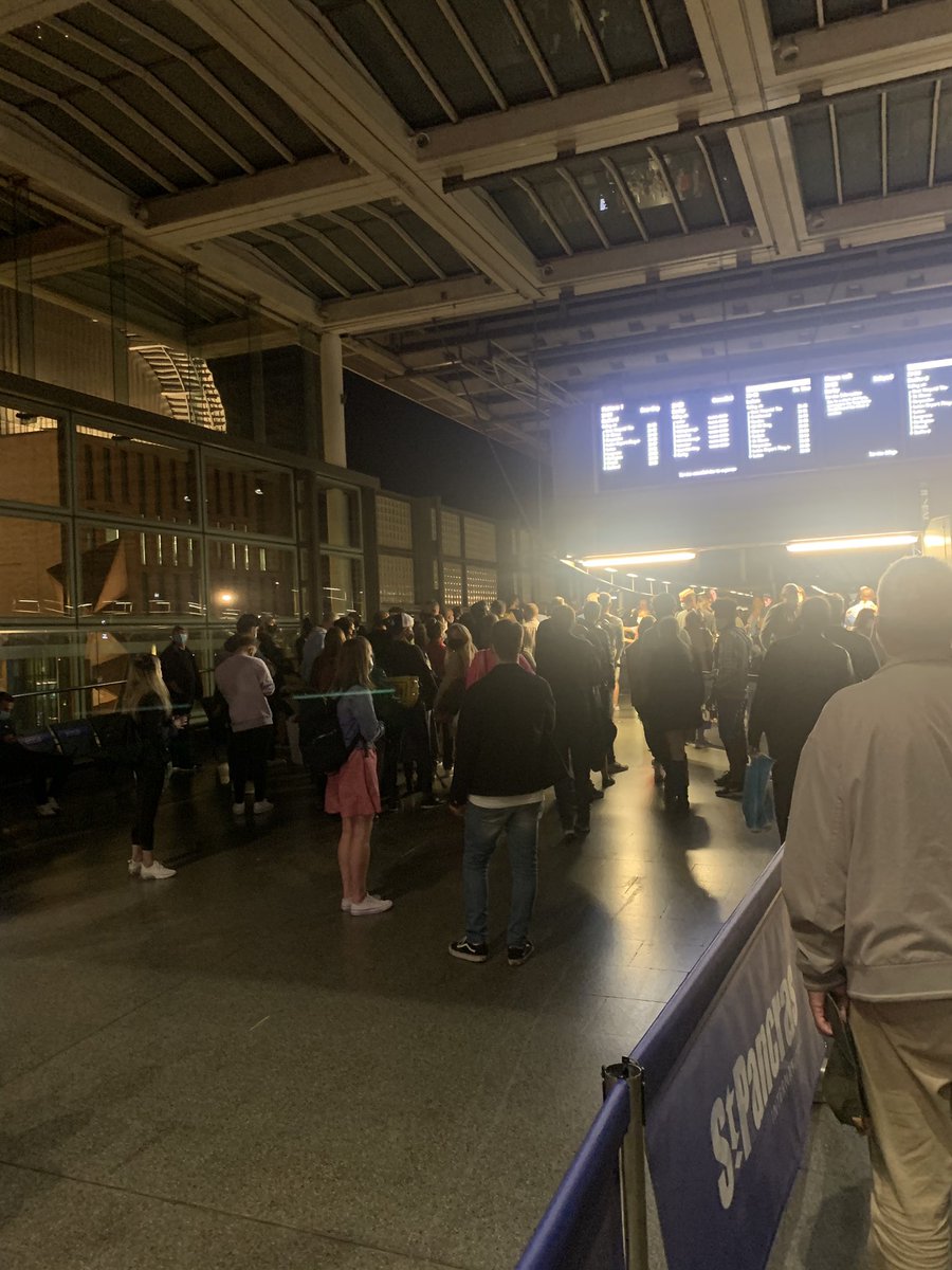 Utterly shambolic way to run a service <a href="/TLRailUK/">Thameslink</a> <a href="/ihatethameslink/">I Hate Thameslink</a>