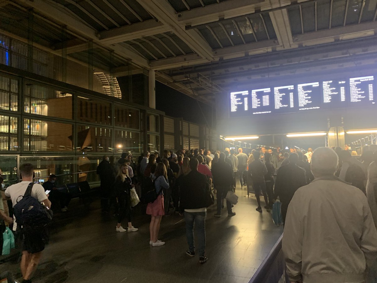 realPhilTaylor's tweet photo. Utterly shambolic way to run a service @TLRailUK @ihatethameslink https://t.co/Sy40fu4FOw