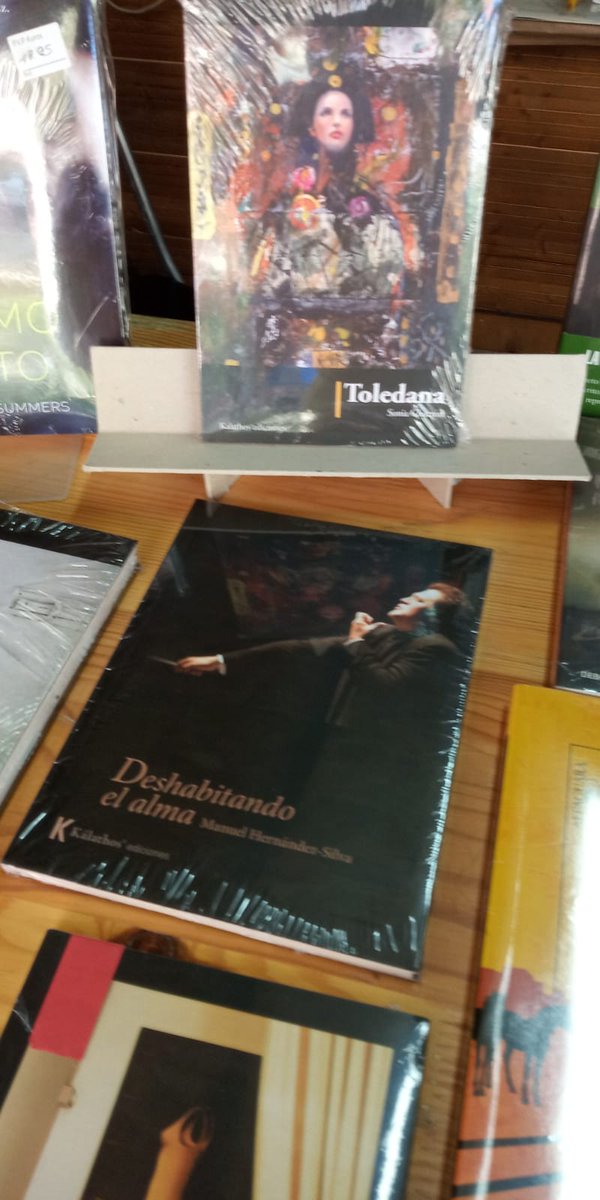 KalathosLibros's tweet photo. Hoy en la feria del libro de Vallecas, la excelente Poesía venezolana presente en las voces de Toledana/Bruxa de @soniachocron y Fruta hendida de @EddaArmas junto a muchos más de nuestros títulos. No dejes de asistir, y guarda todas las medidas de higiene anticovid. https://t.co/VTwVNuvuHX