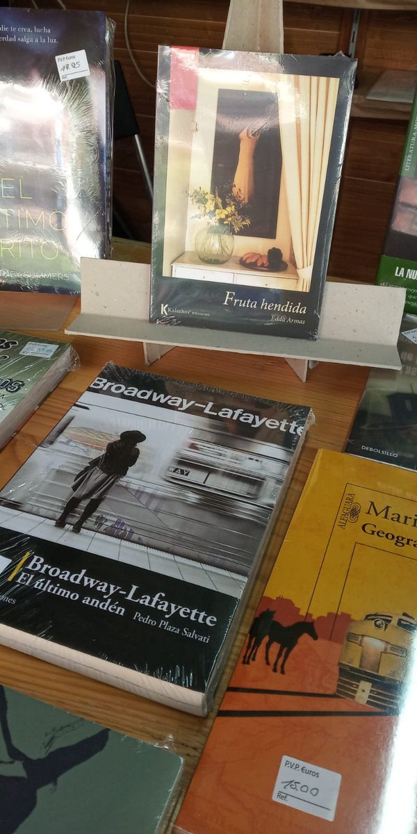 KalathosLibros's tweet photo. Hoy en la feria del libro de Vallecas, la excelente Poesía venezolana presente en las voces de Toledana/Bruxa de @soniachocron y Fruta hendida de @EddaArmas junto a muchos más de nuestros títulos. No dejes de asistir, y guarda todas las medidas de higiene anticovid. https://t.co/VTwVNuvuHX