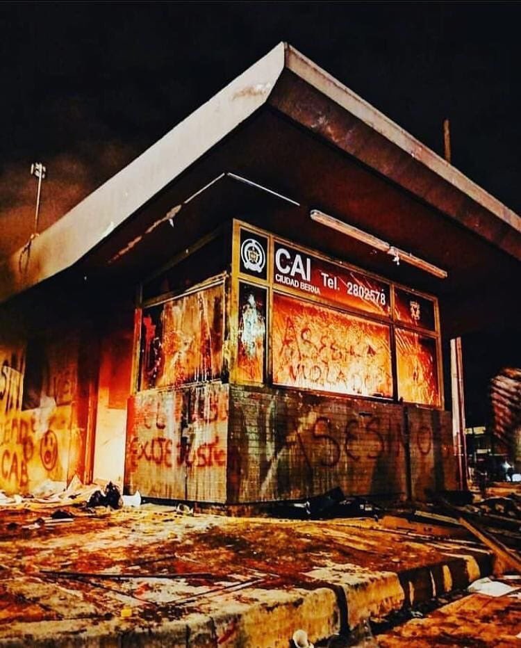 lcvelez's tweet photo. ¿Entonces: reconstruímos los CAI o que queden los barrios a la merced de los atracadores, abusadores, violadores y el microtráfico? (Obviamente con una reforma en el código de actuación de la policía ciudadana y castigo a los culpables) #CAISioNo https://t.co/V1R29hzNlb