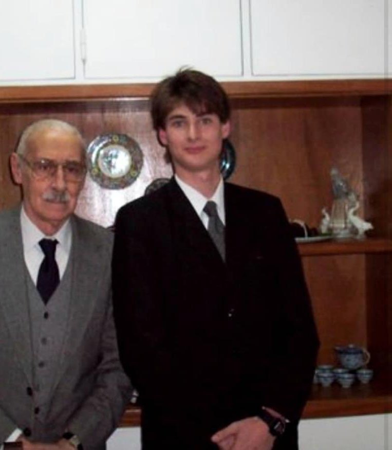 -queres bailar con mi amigo?
-cuál es tu amigo?
-aquel que está allá con Videla