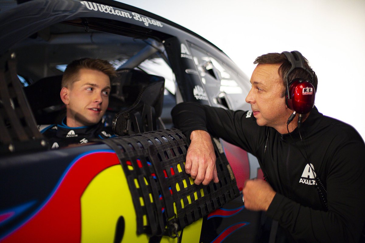 AxaltaRefinish's tweet photo. Tonight @WilliamByron will make his 100th @NASCAR Cup Series start and crew chief Chad Knaus will call his 700th race! #Axalta24  

@RichmondRaceway | 7:30 pm ET | NBCSN https://t.co/Zt2wVTBHqr