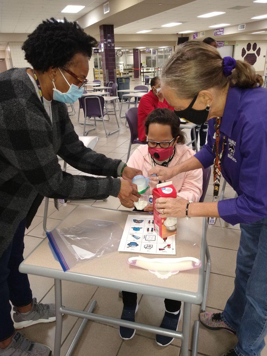 LauraStokes_hhs's tweet photo. #ExcelTogether HHS Life Skills students learned that salt, a solute, lowers the freezing point of water when making ice cream in a bag. Great job everyone! Thanks for using your voice and communication boards/devices. @LauraStokes_hhs https://t.co/Vdx8cZBlml