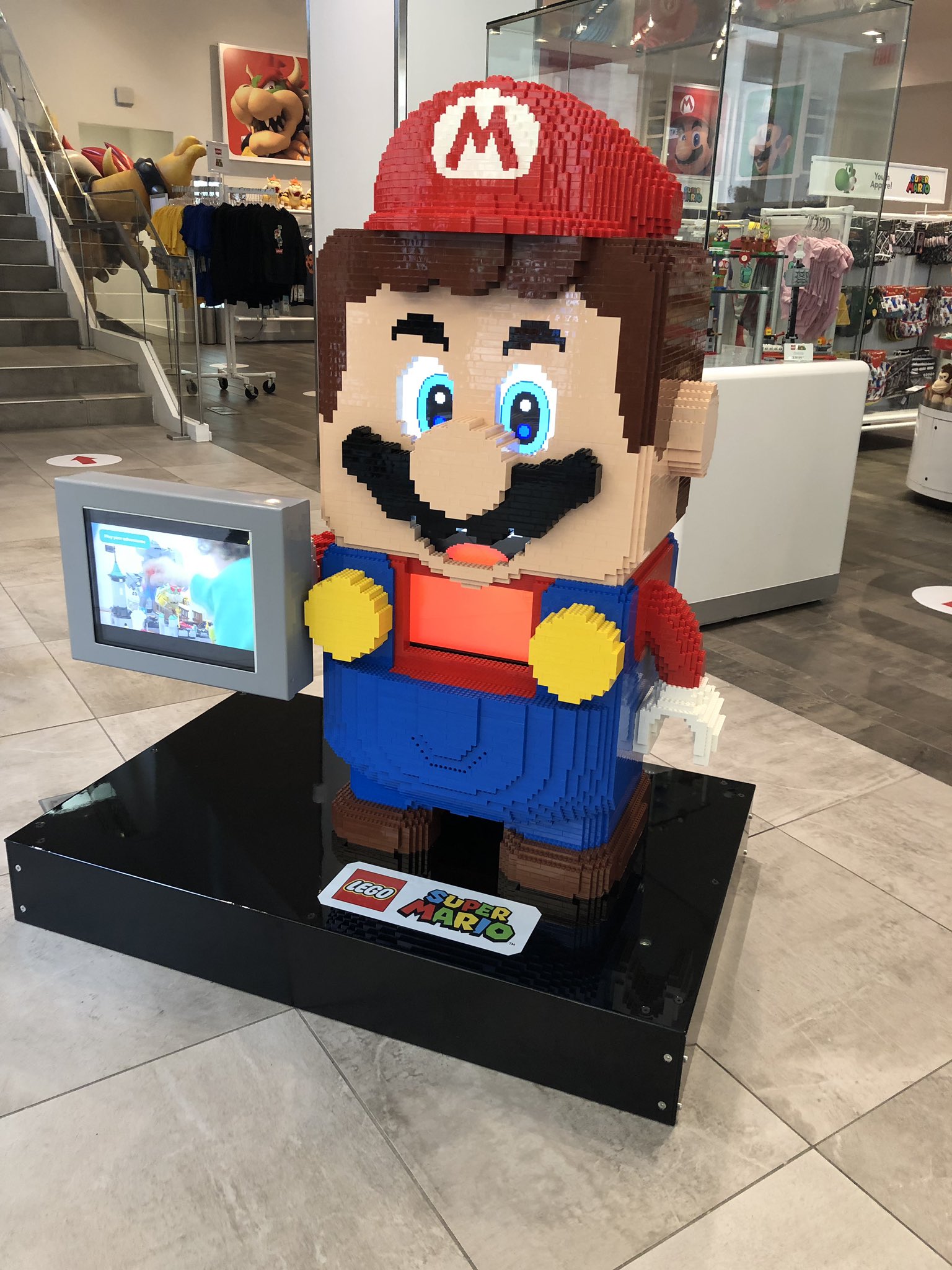 VideoGameArt Tidbits on X LEGO Super Mario and Bowser statues at Nintendo NY. https t Lneot0EntM X
