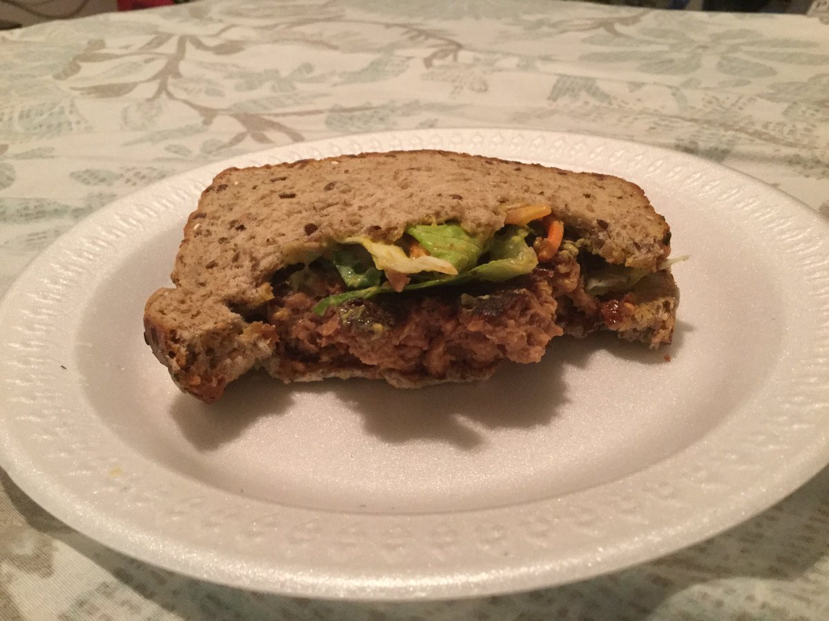 RealEdwinV's tweet image. I had a delicious lunch earlier today which was a delicious organic vegan burger from @BeyondMeat with @KillerBread and @YourTaylorFarms salad the perfect burger meatless and clean and organic it’s a win win