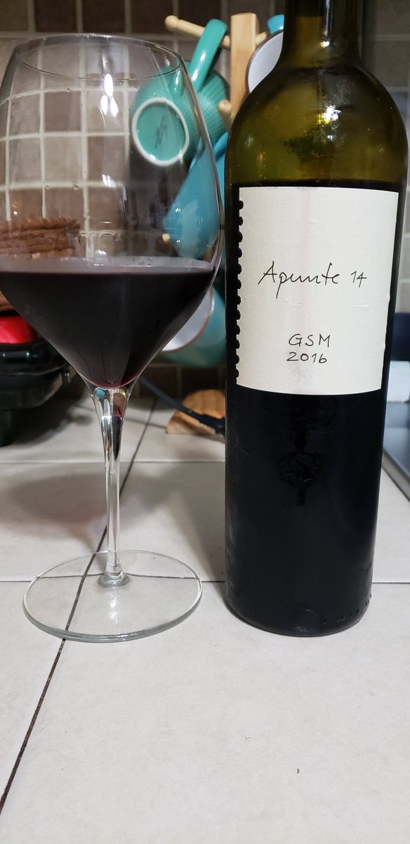 Muy buena mezcla de Rodano sur por <a href="/VinisterraVit/">Vinisterra</a>, Grenache, Syrah y Mourvedre a partes iguales, potente, licoroso, abre inmediatamente, ataque ciruela, bayas oscuras maduras, acidez balanceada, taninos firmes maduros, que buen vino !!