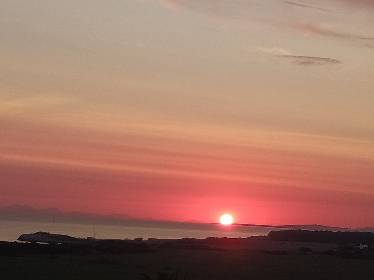 pons_merce's tweet photo. Segons sembla, aquestes franges que es veien avui a Menorca amb la posta de sol, eren restes del fum dels incendis de Califòrnia. Sembla que no pot ser, però si els experts ho diuen.... https://t.co/p2NoIXyt3m