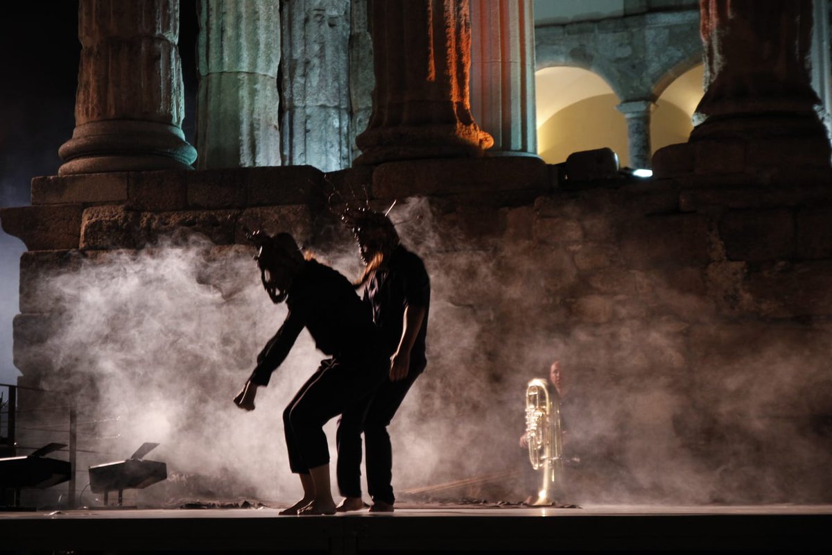 ayto_merida's tweet photo. #LaNocheDelPatrimonio #Mérida Espectáculo de Daniel Abreu en #FestivalEscenaPatrimonio con la obra "En La Naturaleza" en el Templo de Diana con música en directo #méridaenamora https://t.co/CtlCae2YGp